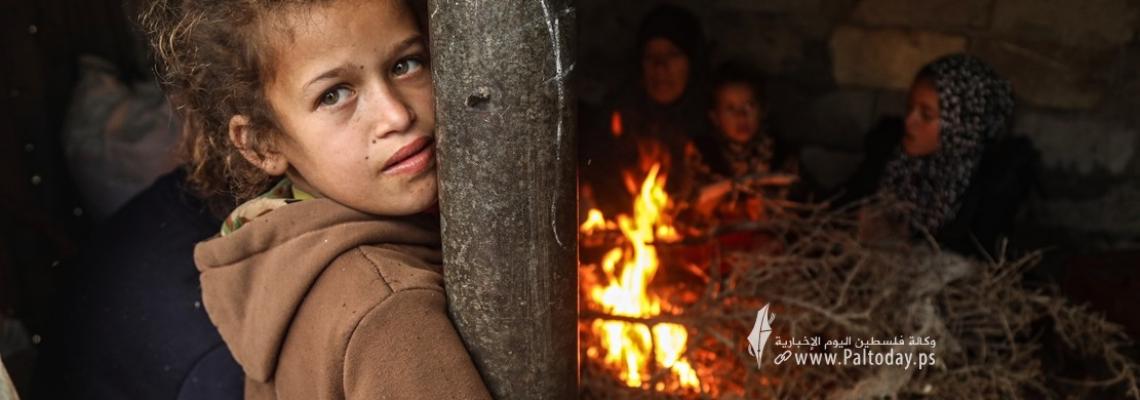 بالصور: فقراء غزة يواجهون البرد القارس بشعلة من نار