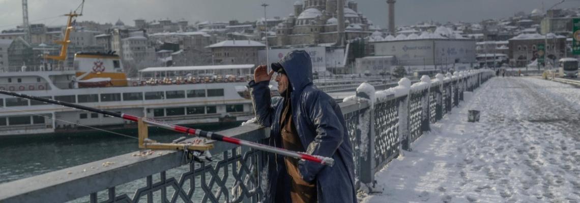 بالصور: عاصفة ثلجية تضرب تركيا وتعطل الحياة فيها