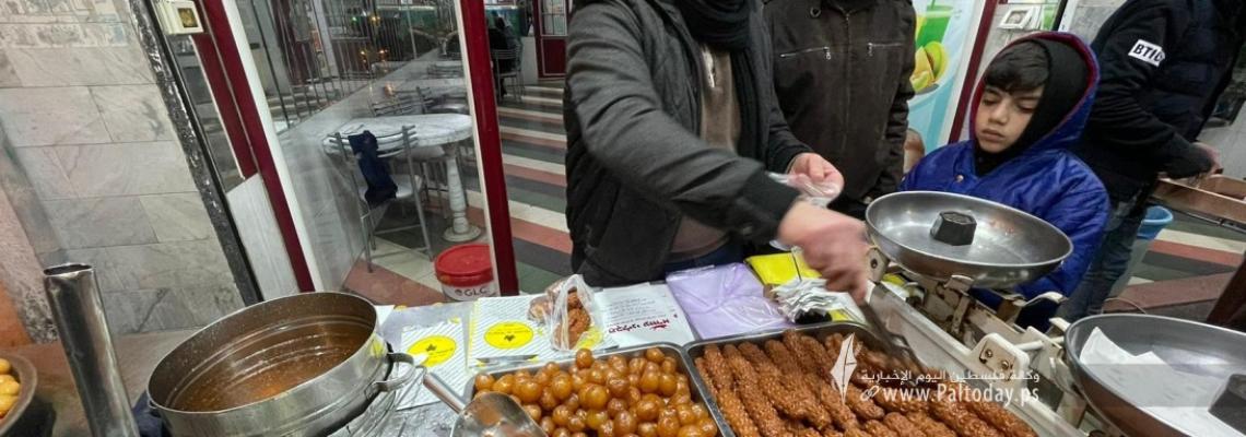 بالصور: العوامة .. الحلوى الدافئة التي تُرافق شتاء الغزيين