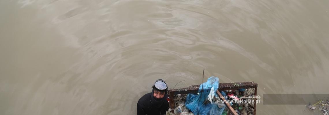 بالصور: فريق صناع الجمال برفقة غطاس من بلدية غزة يشاركون في تنظيف بركة الشيخ رضوان بغزة