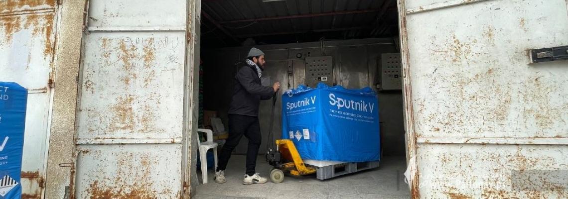 بالصور: وصول مليون جرعة من لقاح كورونا إلى مخازن وزارة الصحة بغزة
