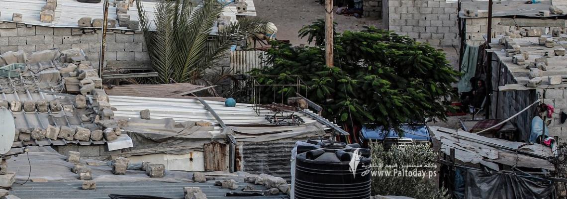 بالصور : النايلون.. غطاء بيوت الفقراء بقطاع غزة في فصل الشتاء