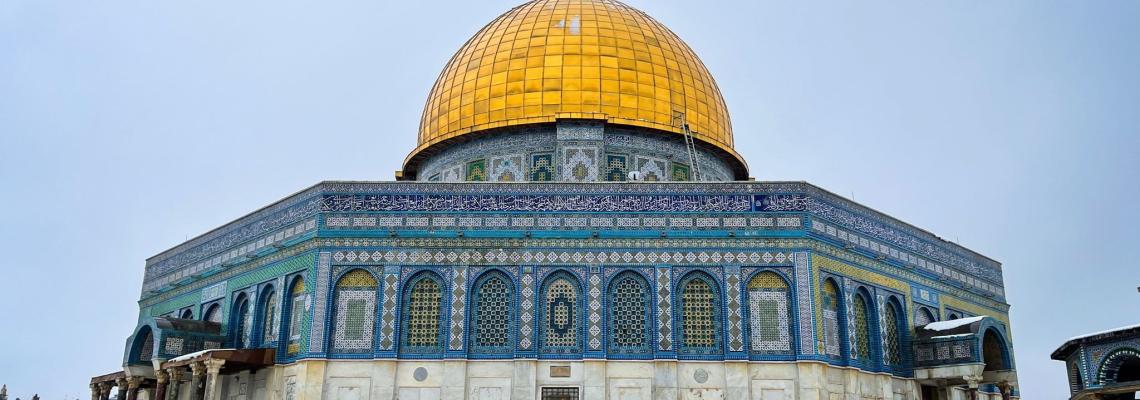 القدس والحرم الشريف يكتسيان حلة بيضاء مع السقوط الكثيف للثلوج