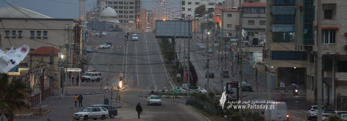 بالصور: المنخفض الجوي يشدد ويفرض معه قرار حظر التجول في شوارع غزة