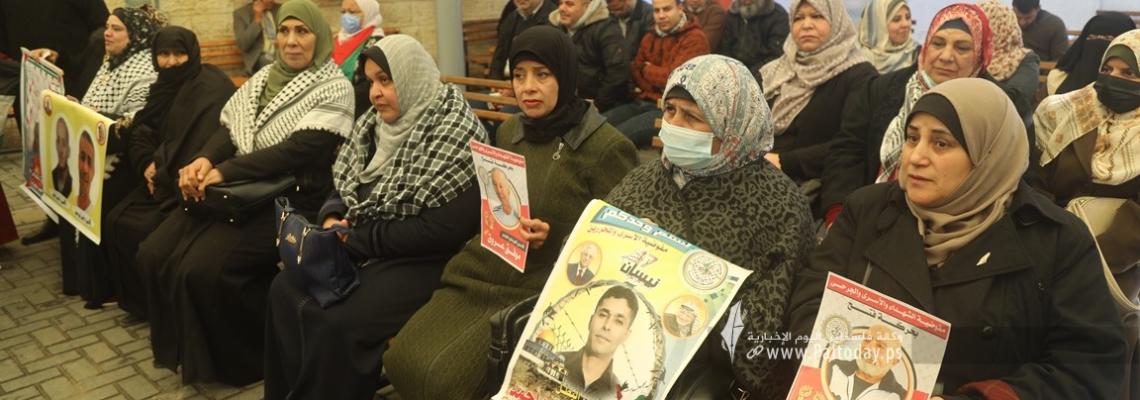 بالصور: اعتصام اهالى الأسرى الأسبوعي أمام مقر الصليب الأحمر بغزة