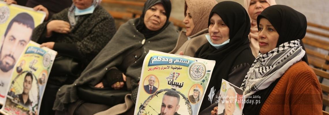 بالصور: اعتصام اهالى الأسرى الأسبوعي أمام مقر الصليب الأحمر بغزة