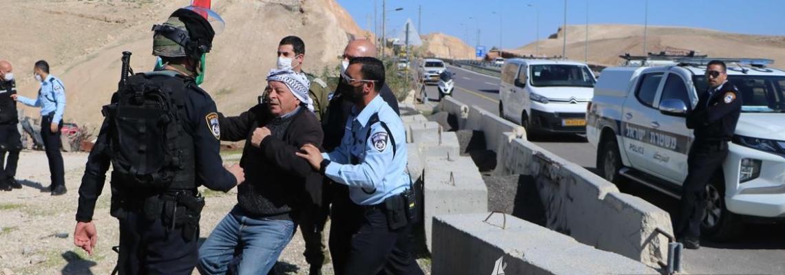 بالصور: أريحا - قوات الاحتلال تقمع وقفة تضامنية نظمت في قرية الخان الأحمر جنوب أريحا، ضد الاعتداءات الإسرائيلية بحق أهالي النقب.