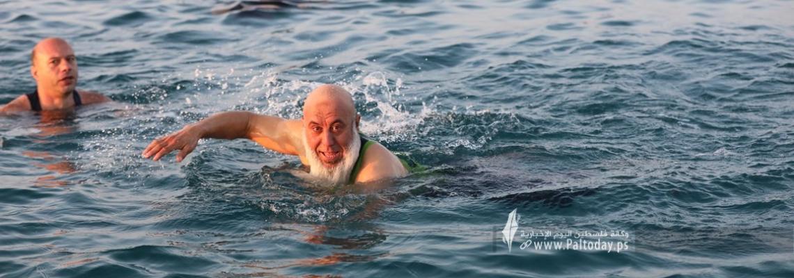 بالصور:رغم برودة الأجواء والمياه..فلسطينيون يمارسون السباحة في ساعات الصباح الباكر في بحر بيت لاهيا شمال قطاع غزة