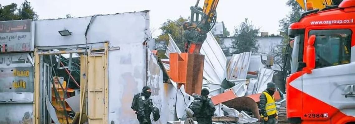 بالصور: قوات الاحتلال تهدم مبنى من الصفيح في بلدة اللقية بالنقب