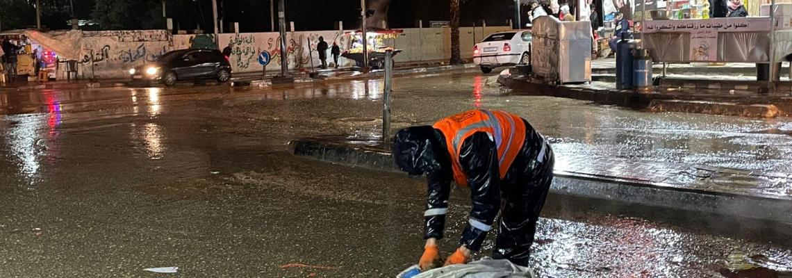 .. بالصور: رجال المنخفض "صناع الجمال" بغزة