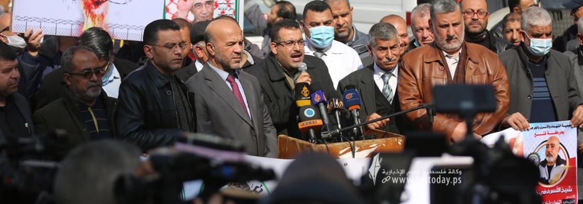 بالصور: وقفة تضامنية مع الأسرى في سجون الاحتلال أمام مقر الصليب الأحمر في مدينة غزة
