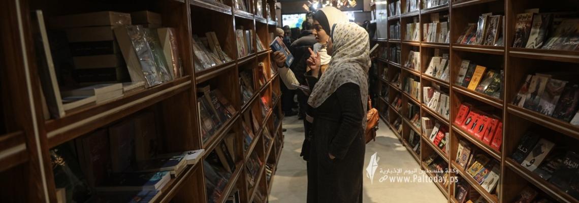 بالصور: دمرها الاحتلال "الاسرائيلي" خلال عدوانه في شهر مايو 2021..إعادة افتتاح مكتبة سمير منصور أحد أكبر المكتبات في قطاع غزة
