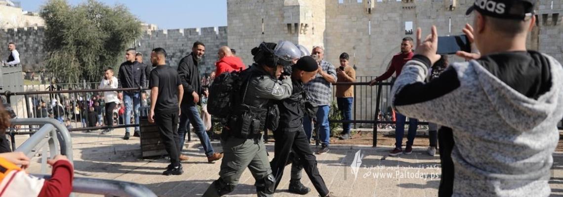 بالصور :  قوات الاحتلال تعتدي على المواطنين اثناء فعاليات احياء ذكرى الإسراء والمعراج في باب العامود بالقدس