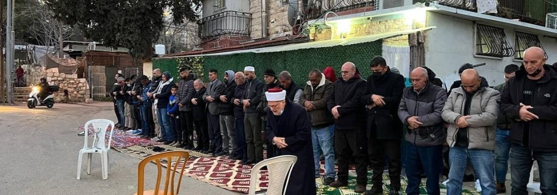 خطيب الأقصى الشيخ صبري يؤم جموع المحتشدين في حي الشيخ جراح بصلاة المغرب