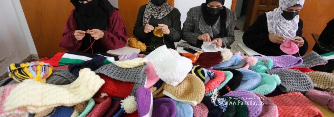 بالصور: نساء فلسطينيات يُشاركن في مبادرة دفء لعمل المشغولات الصوفية وتوزيعها على الفقراء ومرضى السرطان، في  قطاع غزة