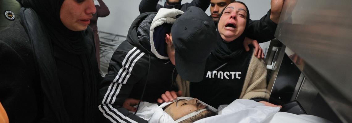 وسط حالة من الحزن الشديد.. عائلة الشهيد نهاد  البرغوثي خلال توديعه
