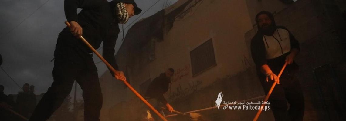 بالصور:  مواطنون يتفقدون منزل الاسير محمود جرادات الذي فجره جيش الاحتلال الاسرائيلي في السيلة الحارثية
