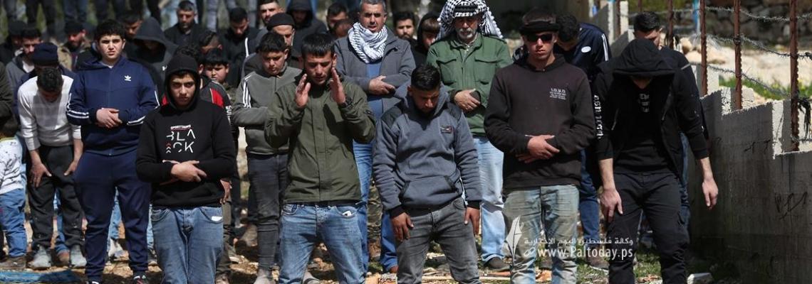 بالصور: مواطنون يؤدون صلاة الجمعة بالقرب من جبل صبيح في بلدة بيتا جنوب مدينة نابلس.