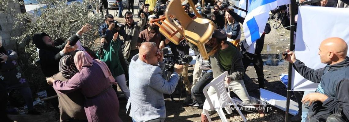 بالصور: المتطرف بن غفير، يعيد افتتاح مكتبه في حي الشيخ جراح شرق مدينة القدس المحتلة، وسط اعتداءات قوات الاحتلال والمستوطنين على أهالي الحي