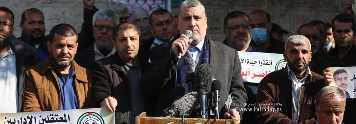 بالصور: لجنة الأسرى تنظم وقفة جماهيرية أمام الصليب الأحمر حول آخر التطورات في سجون الاحتلال