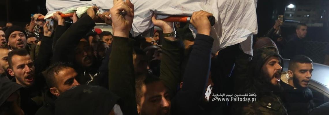 بالصور: مواطنون يحملون جثمان الشهيد محمد ابوصلاح (17عاماً) خلال نقله الى مستشفى جنين الحكومي