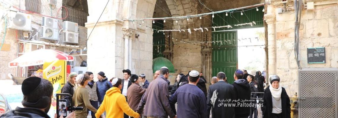 بالصور: القدس - عشرات المستوطنين يقتحمون المسجد الأقصى من باب المغاربة