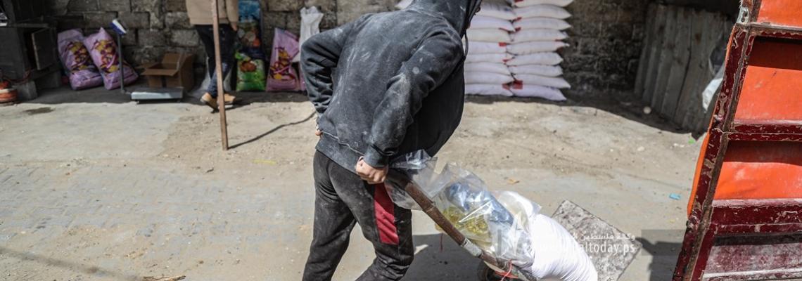 بالصور : مراكز توزيع "كابونات الأونروا" وخشية من تاثير أزمة اوكرانيا روسيا