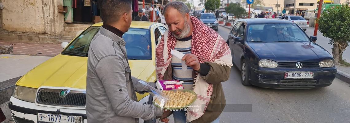 بالصور: صور أهالي قطاع غزة يوزعون الحلوى ابتهاجًا بالعملية  المزدوجة في بئر السبع