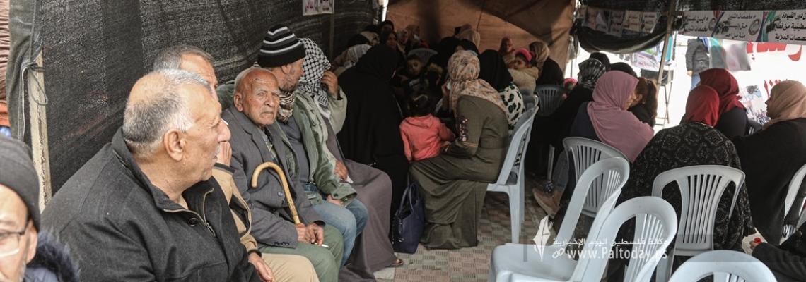 بالصور: منتفعو الشؤون الاجتماعية ينصبون خيمة أمام مقر المندوب  السامي بغزة للمطالبة بصرف مستحقاتهم