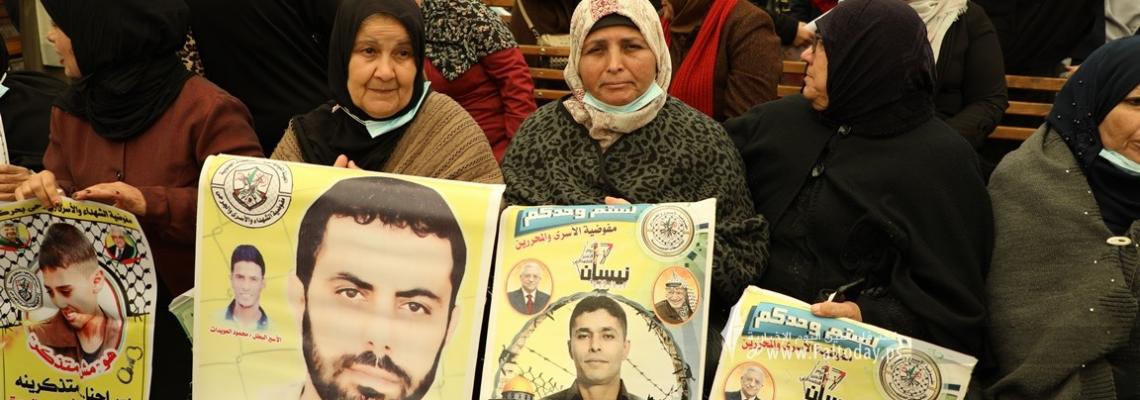 بالصور: اعتصام اهالى الأسرى الأسبوعي أمام مقر الصليب الأحمر بغزة