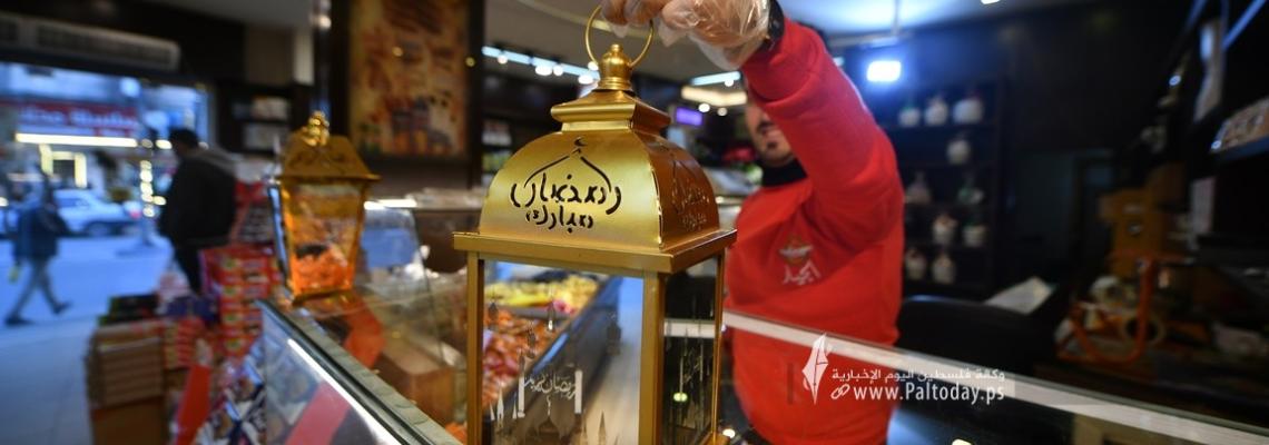 استعداد المحلات التجارية فى غزة لاستقبال شهر رمضان المبارك