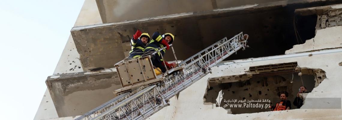 بالصور: الدفاع المدني ينفذ مناورة تدريبية على إخلاء مبنى تعرض للقصف وإطفاء حريق كبير اندلع بداخله.
