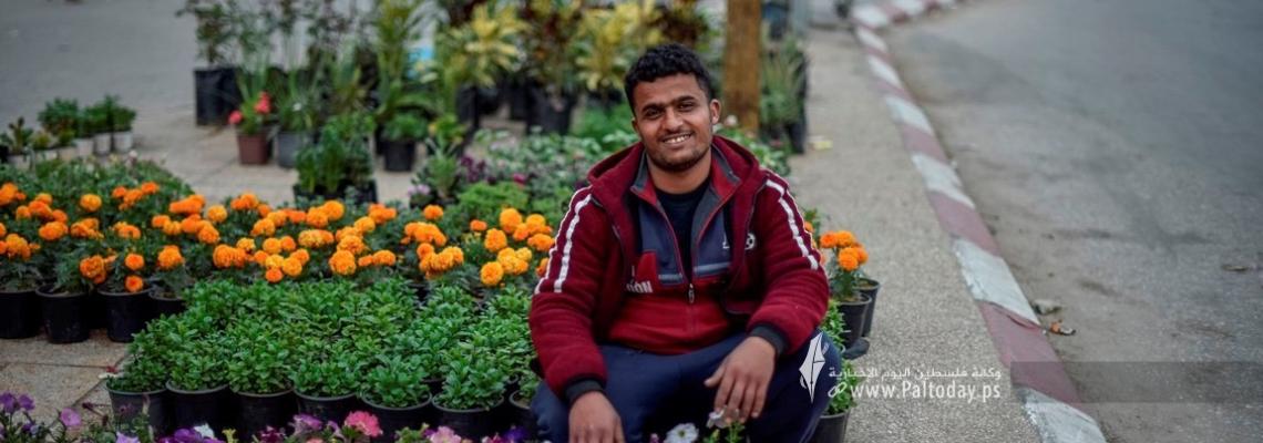 فى أول أيام الربيع .. شباب غزة يواجه البطالة بالورد