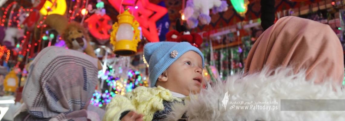 بالصور: أسواق غزة تتزين بفوانيس رمضان قبل حلول الشهر المبارك