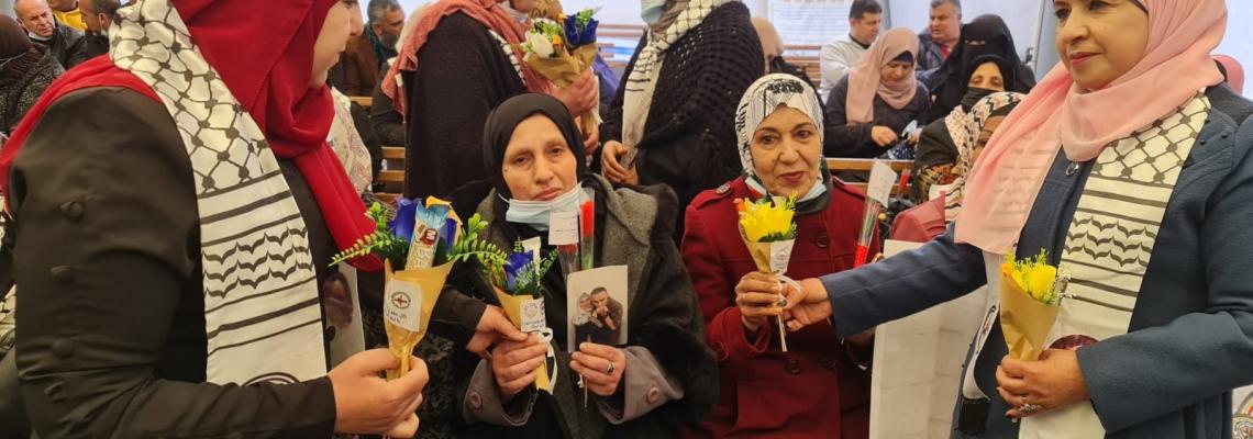 بالصور: بمناسبة يوم الام توزيع ورود على أمهات الأسرى في اعتصام أهالي الأسرى