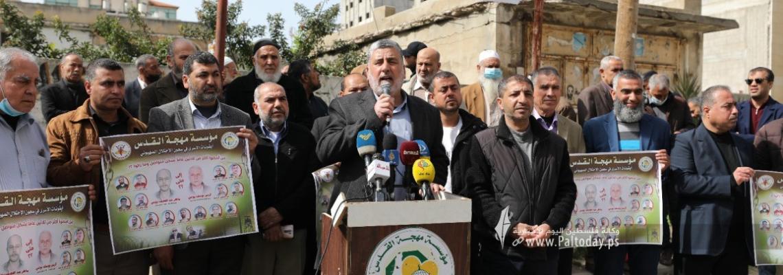 بالصور: جدارية "أيقونات الأسرى" الذين مضى على اعتقالهم أكثر من 30 عامًا