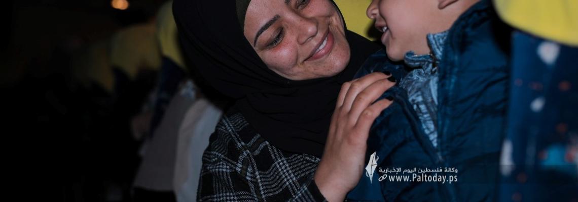 بالصور : بعد انقطاع لعامين .. اهالي الاسرى يتوجهون لزيارة ذويهم في سجن نفحة