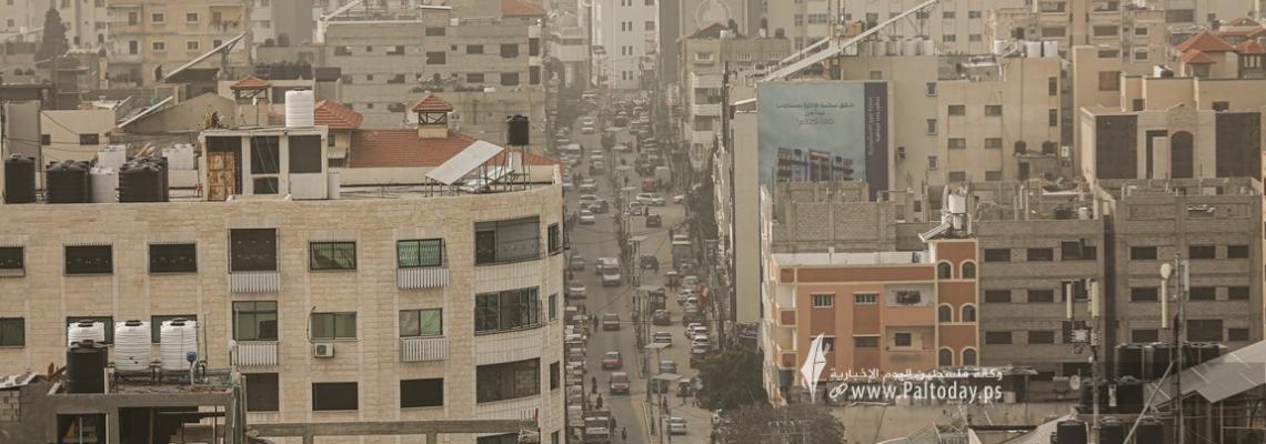 بالصور:  قطاع غزة بدأ يتأثر بعاصفة رملية وسط أجواء جافة ومغبرة اليوم