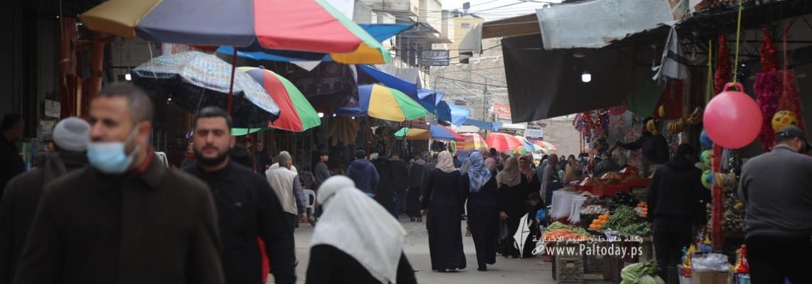 بالصور: رغم الاستعداد لشهر رمضان المبارك.. ركود في أقدم سوق في غزة