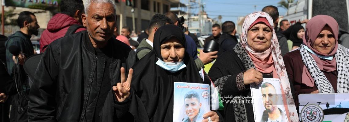 بالصور :اعتصام أهالي الأسرى أمام الصليب الأحمر بغزة