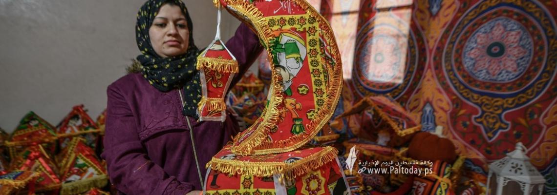 الشابة ريهان شراب من خانيونس تصنع الفوانيس يدويًا في منزلها بهدف تسويقها مع حلول شهر رمضان