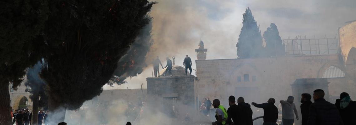 بالصور: القدس - احتراق احدى أشجار المسجد الأقصى بعد اطلاق قوات الاحتلال القنابل الغازية داخل باحات الاقصى