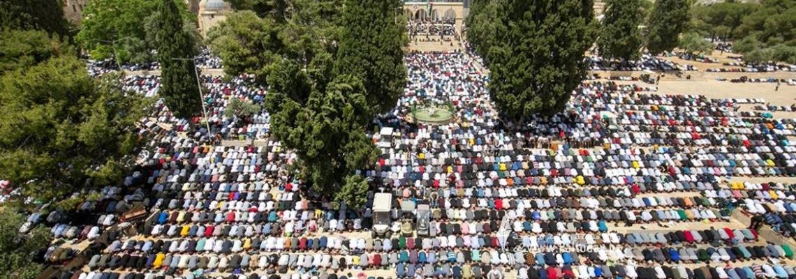 بالصور: نحو 160 ألف مُصلٍ بالجُمعة الأخيرة من رمضان في المسجد الأقصى