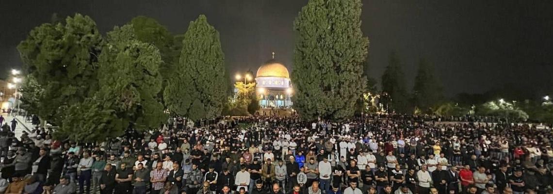 الآلاف يؤدون صلاتي العشاء والتراويح في رحاب المسجد الأقصى المبارك