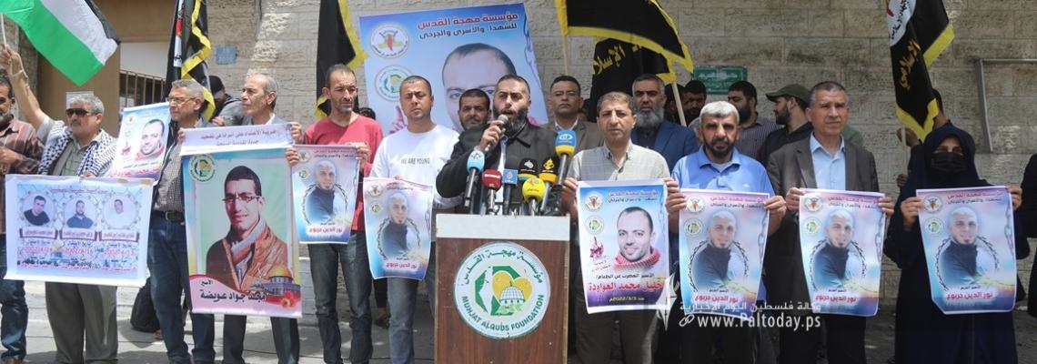 بالصور: مهجة القدس تنظم وقفة إسناد مع الأسير المضرب عن الطعام خليل عواودة والأسير المصاب نور الدين جربوع