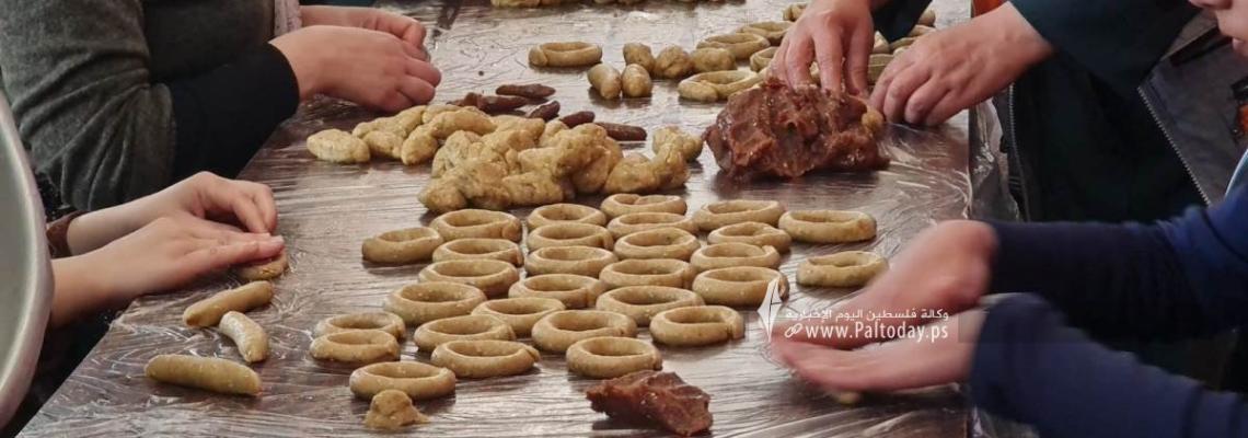 بالصور:  نساء يشاركن في تجهيز الكعك لتوزيعه على الفقراء والمحتاجين في رفح جنوب قطاع غزة