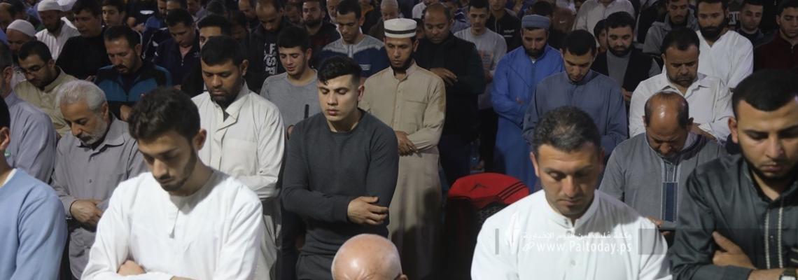 بالصور: آلاف الفلسطينيين يحيون ليلة القدرفي المسجد العمري بغزة