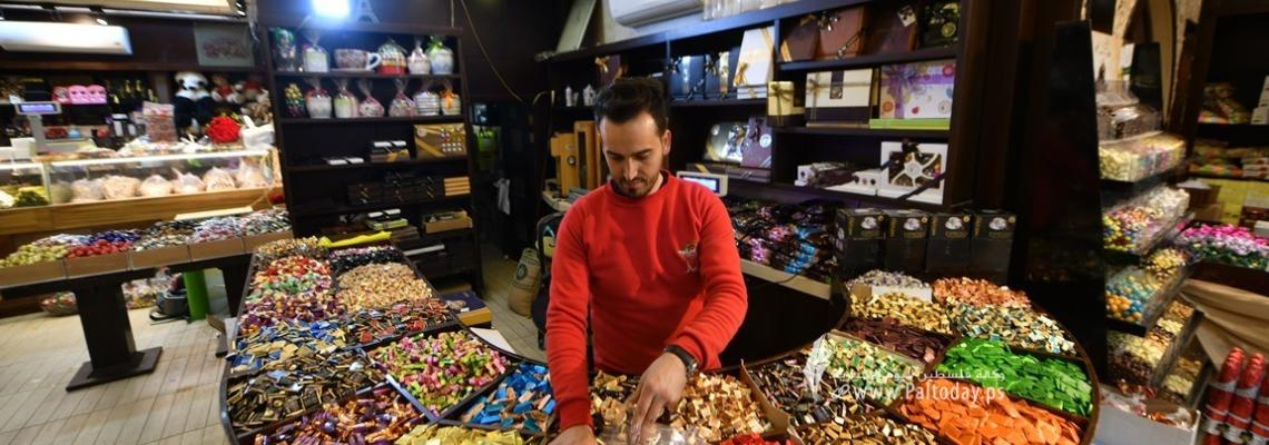 محلات الشوكلاتة في غزة تتجهز لعيد الفطر
