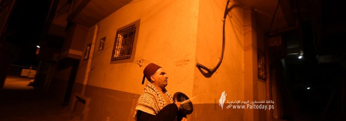 المسحراتي '' نزار الدباس.. لاجئ من سوريا يوقظ مواطني غزة للسحور