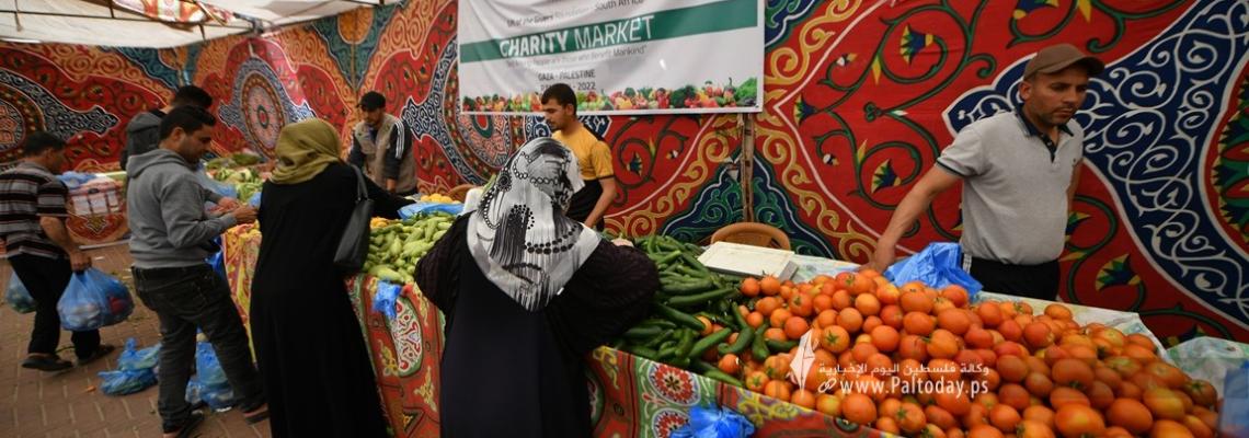 "السوق الخيري" في خانيونس.. مستلزمات غذائية للفقراء مجاناً